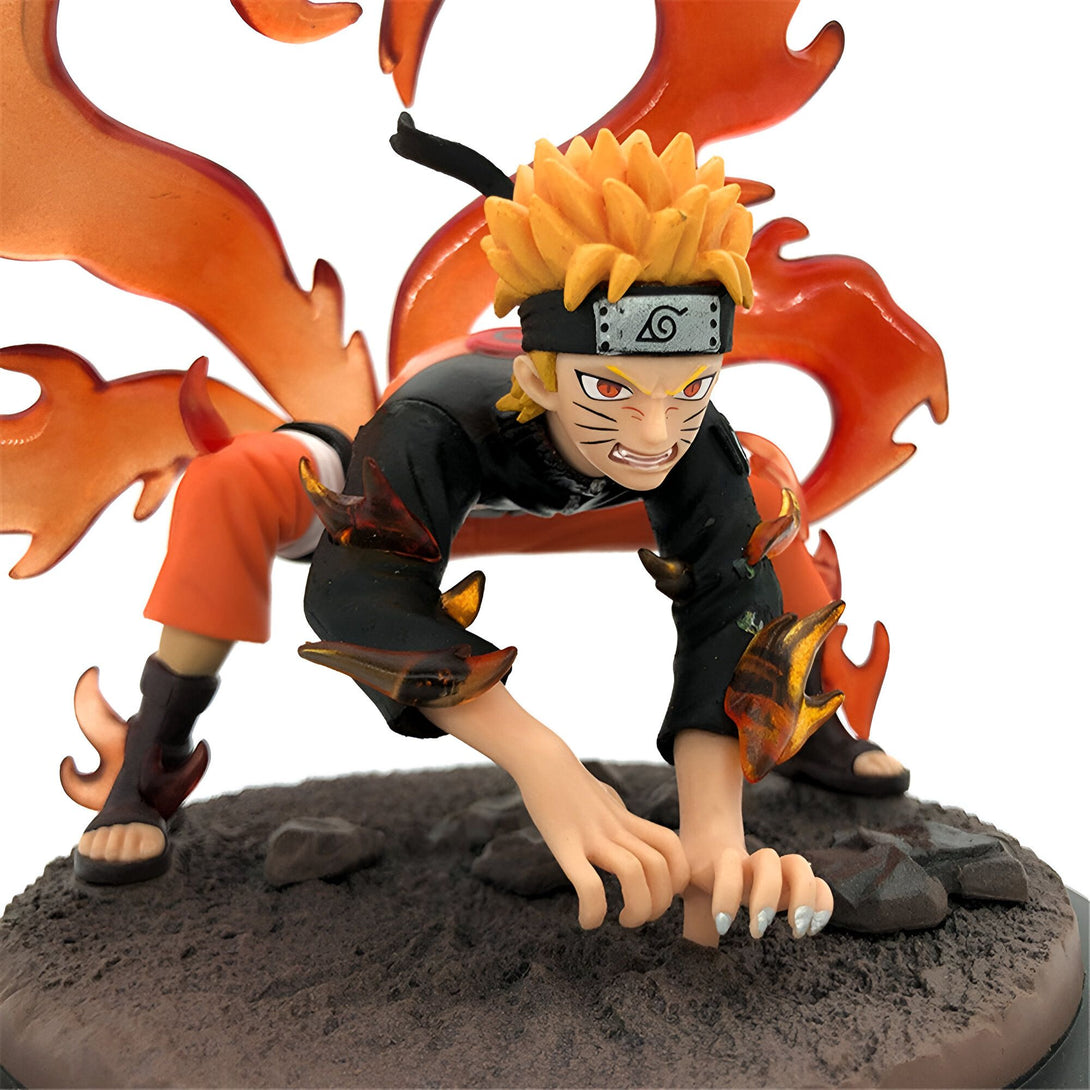 Naruto Uzumaki en mode Kyûbi, avec ses cheveux blonds enflammés et son chakra orange. Le personnage porte un bandeau frontal avec le symbole de Konoha et se tient sur une base de terre.
