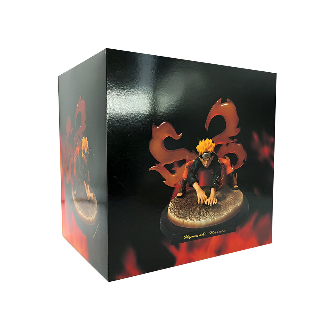Boîte de figurine Naruto Uzumaki en mode Kyûbi, avec Naruto en position de combat et ses flammes orange caractéristiques.