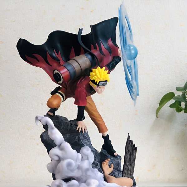 Naruto Uzumaki en tenue de Sage des Six Chemins, tenant le chakra de Kurama dans sa main gauche.  La figurine est représentée dans une pose dynamique, avec le chakra de Kurama dans la main gauche, et un fond de fumée.