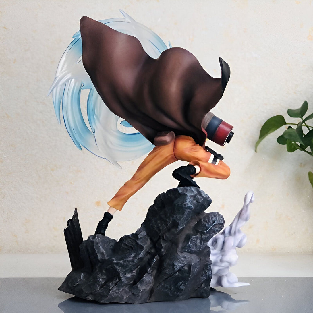 Naruto Uzumaki, le célèbre ninja de Konoha, représenté en pleine action avec son Rasengan. La figurine est posée sur un socle rocheux et est présentée sous un angle dynamique, mettant en valeur son mouvement et sa puissance. La figurine est peinte avec un grand soin et est très détaillée, ce qui en fait un objet de collection idéal pour les fans de Naruto.