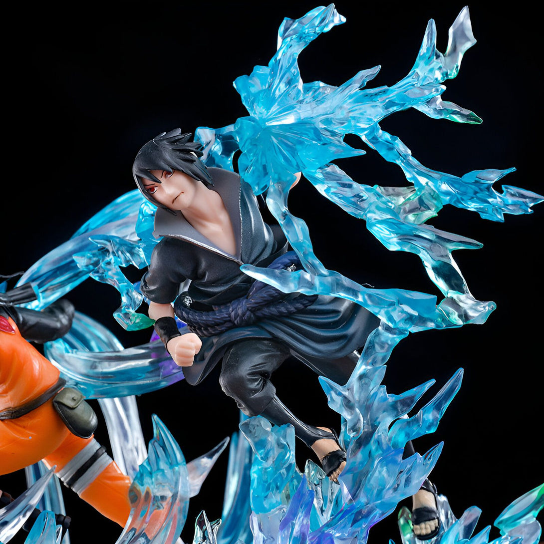Sasuke Uchiha, personnage de l'anime Naruto, est représenté en train d'utiliser son jutsu de glace contre son rival Naruto. La figurine est détaillée avec des effets lumineux bleus, donnant l'impression de glace cristallisée.