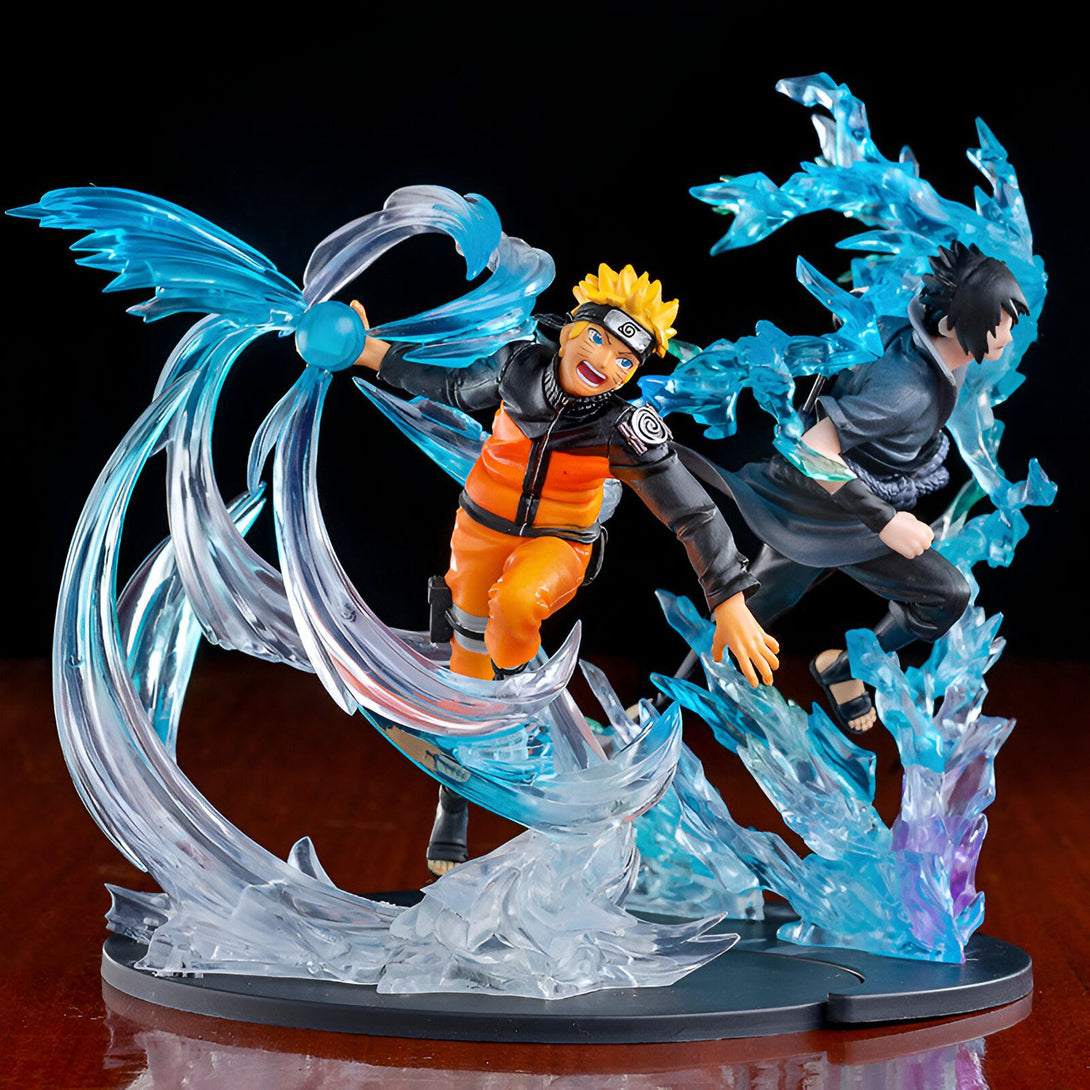 Naruto et Sasuke, les héros de l'anime Naruto, en figurines posant dans une scène dynamique avec des effets spéciaux en résine transparente, rappelant leurs pouvoirs respectifs.