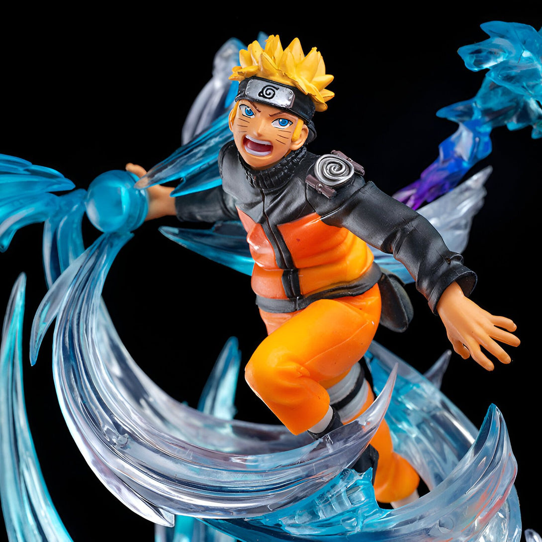 Naruto Uzumaki, le héros de l'anime Naruto, est représenté dans une pose dynamique, utilisant son Rasengan pour attaquer. Le personnage est sculpté avec des détails précis et est peint avec des couleurs vives. La figurine est posée sur un socle transparent qui représente le mouvement de l'attaque.