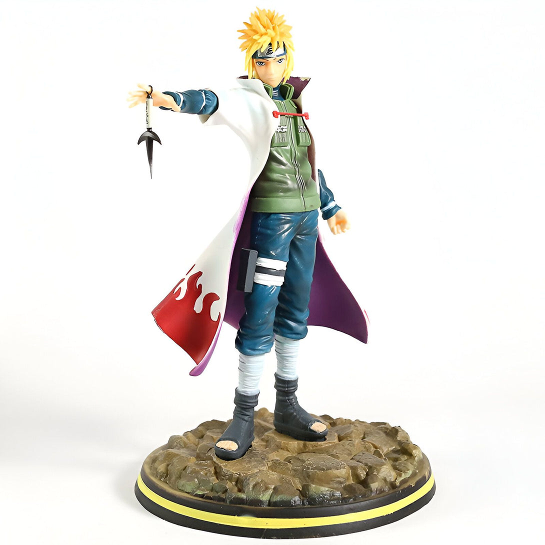 Figure de collection de Minato Namikaze, le quatrième Hokage de Konoha, dans sa tenue de combat. Il est debout sur un socle de pierre, tenant un kunai dans sa main droite.