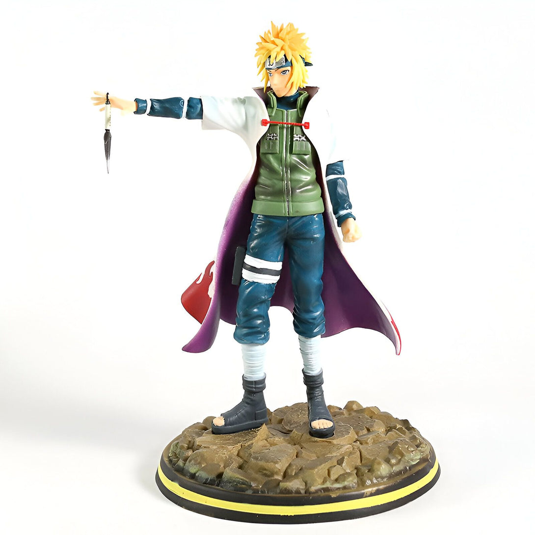 Statue de Minato Namikaze, le quatrième Hokage de Konohagakure, portant son costume blanc signature et son headband rouge.  Il tient un kunai dans sa main droite et pose sur un socle de pierre.