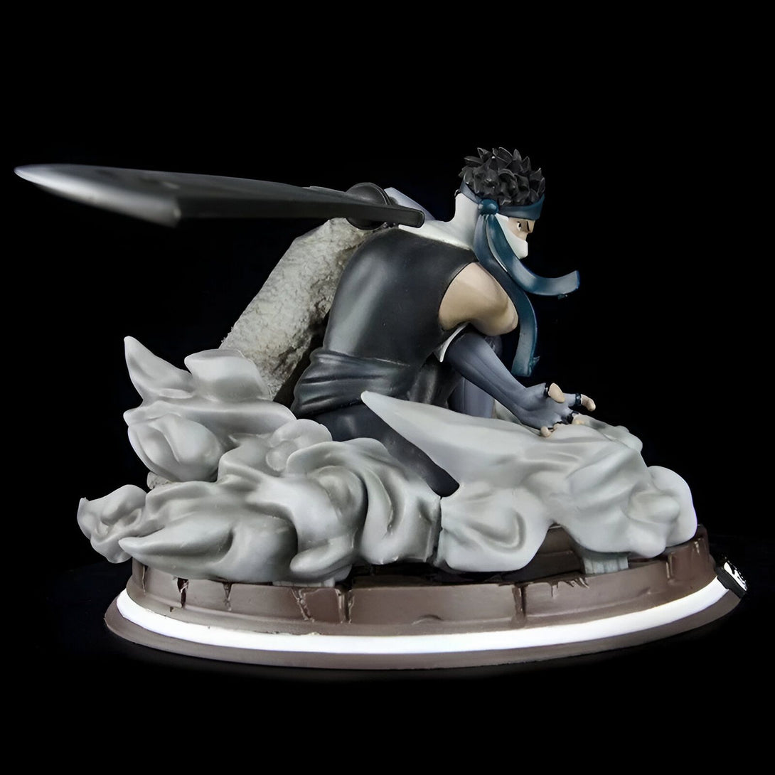 Statue de Hidan de Naruto Shippuden, le personnage est représenté assis sur un nuage avec son arme à la main.