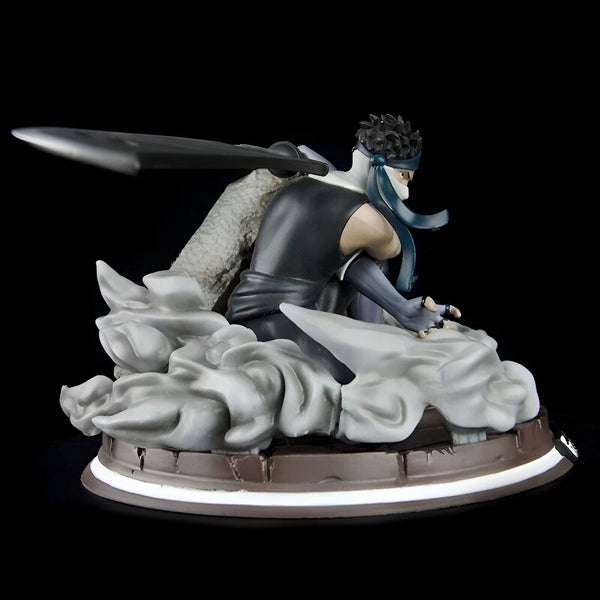Statue de Hidan de Naruto Shippuden, le personnage est représenté assis sur un nuage avec son arme à la main.