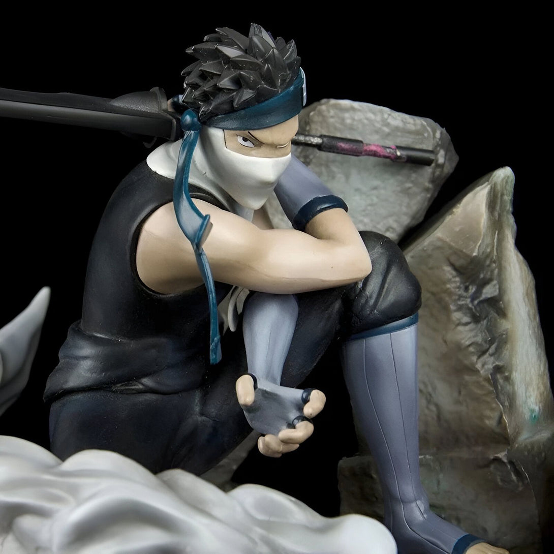 Figurines Naruto Shippuden, figurine de Kakashi Hatake dans sa tenue de ninja, assis sur un rocher, avec son bandeau et son épée.