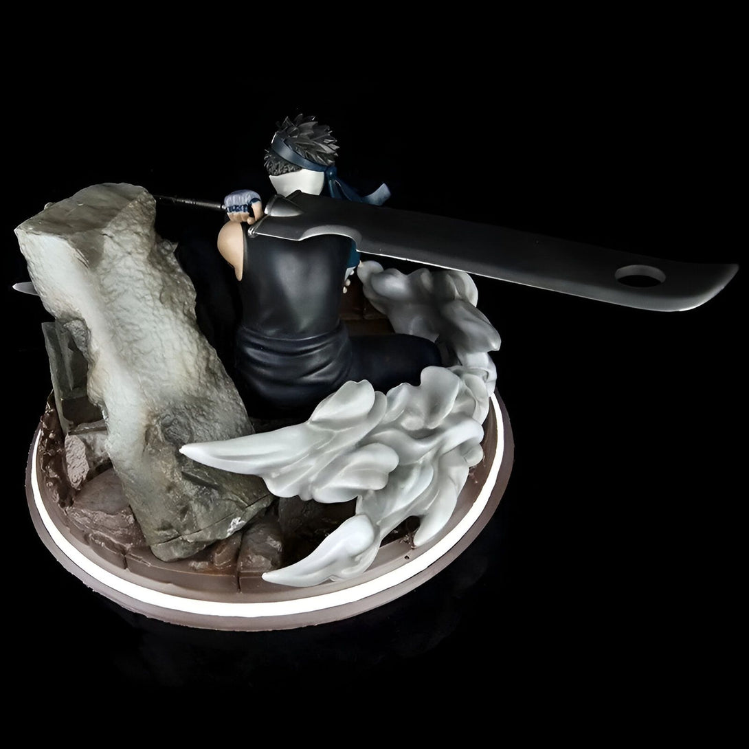 Statue de Naruto Shippuden, représentant le personnage de Kakashi Hatake assis sur une base en forme de nuage, tenant une grande épée dans son dos.  Le personnage est représenté dans une pose dynamique.