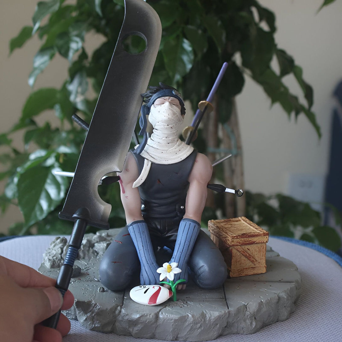 Statuette de Zabuza Momochi, un personnage de l'anime Naruto, assis sur une base de pierre avec son épée, un masque et un coffre en bois.