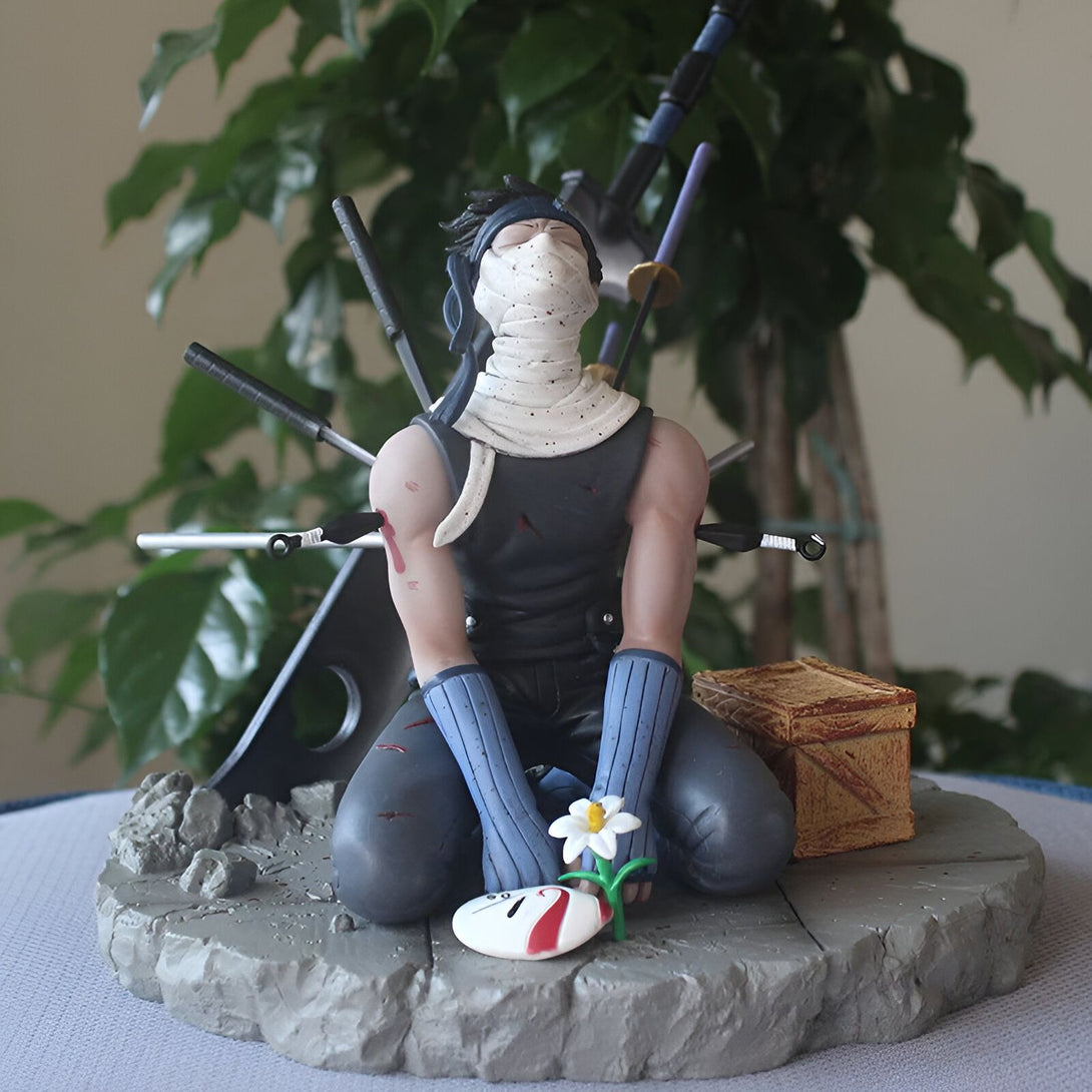 Statuette de zabuza de Naruto, représentant le personnage assis avec un bandeau sur les yeux, tenant une fleur blanche et sa célèbre  masque sur la base.