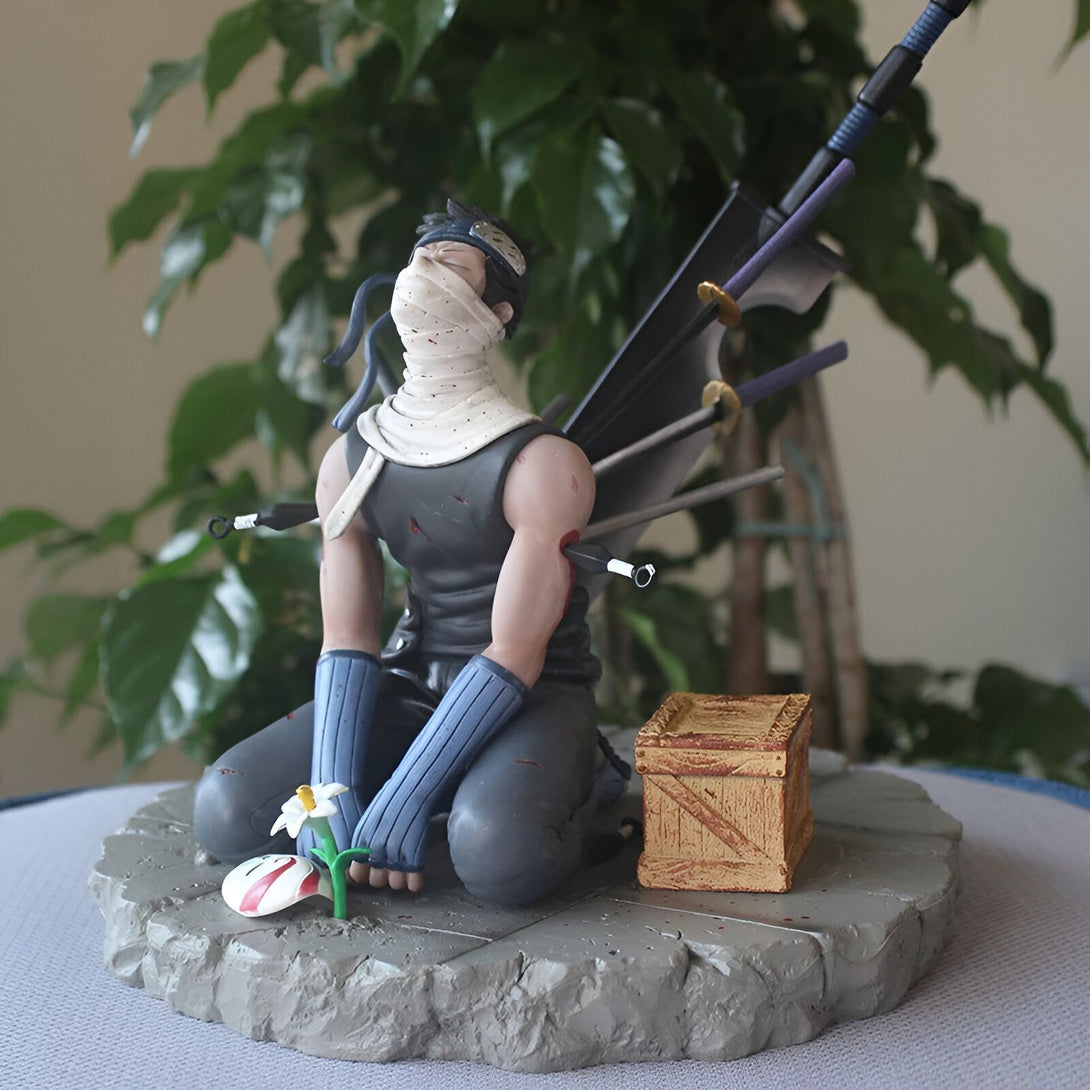 Statue de zabuza de Naruto en PVC, représentant le personnage agenouillé avec un bandage sur le visage, des épées plantées dans le dos et une boîte en bois à côté de lui.