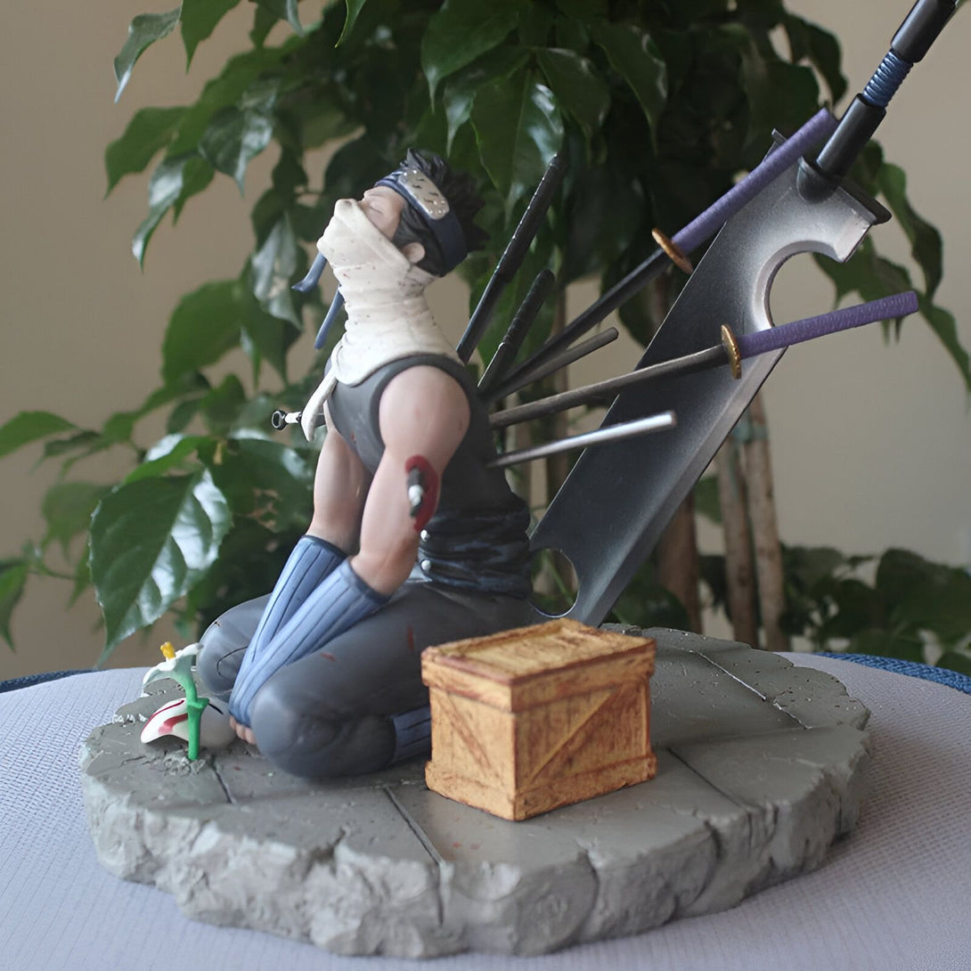 Statue en PVC de Naruto représentant Kakashi zabuza dans sa tenue , assis sur un socle gris avec une boîte en bois.