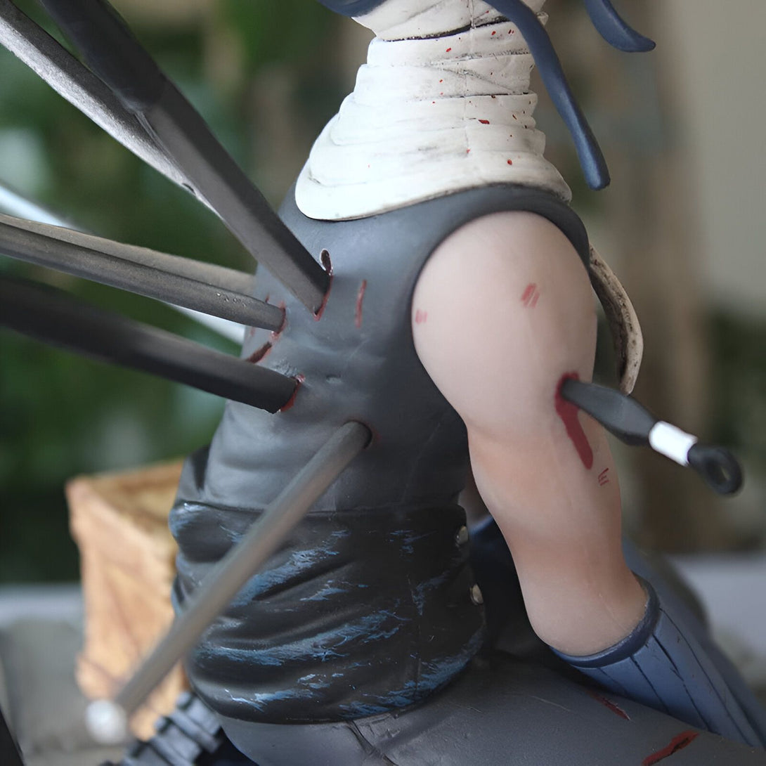 Figurines Naruto, figurine de zabuza, personnage de l'anime Naruto, avec des kunais et des shurikens plantés dans le dos.