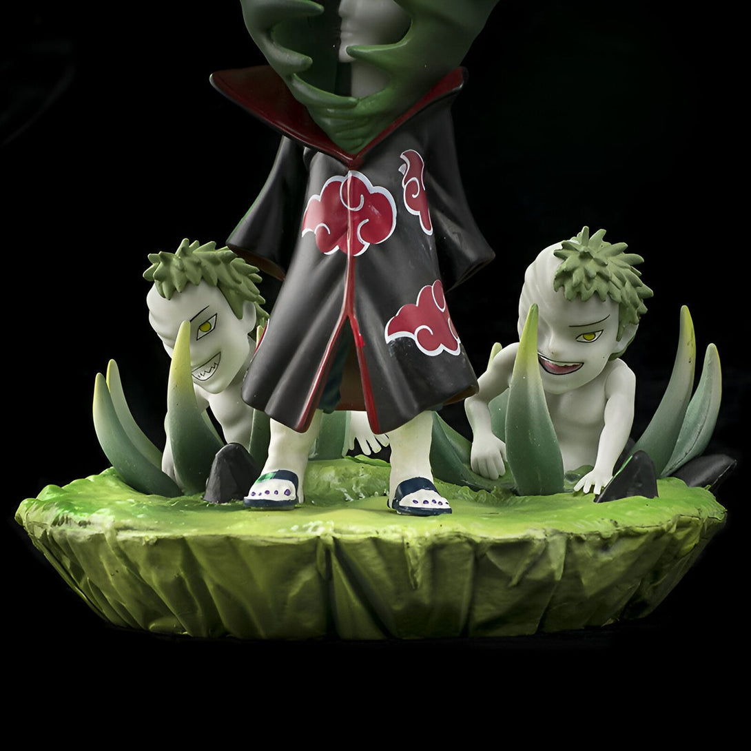 Figurines Naruto Shippuden de Pain, avec ses deux corps, entouré d'herbe verte.