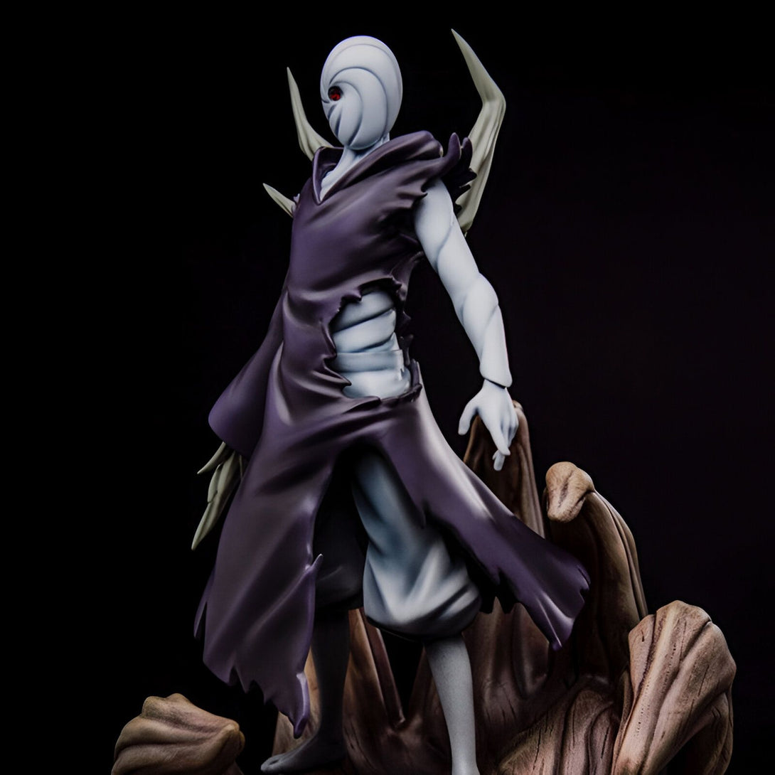 Statue de Pain, un personnage de l'anime Naruto, dans une pose dynamique avec ses tentacules, portant son masque et sa robe violette déchirée.