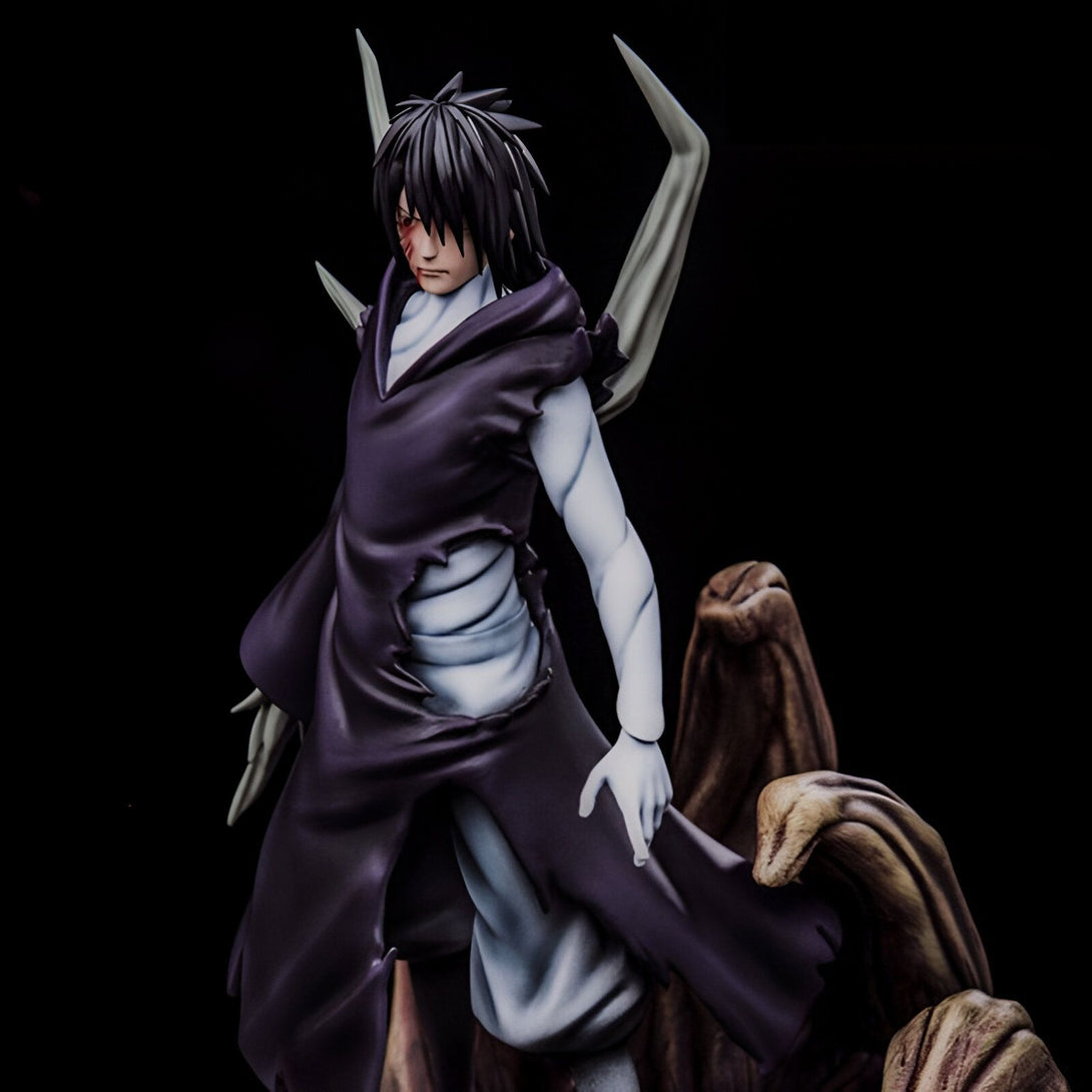 Figurine de Naruto Uzumaki en mode sage des six chemins, portant une robe violette déchirée et des bandages blancs. Il a les yeux rouges et est debout sur un socle en bois.