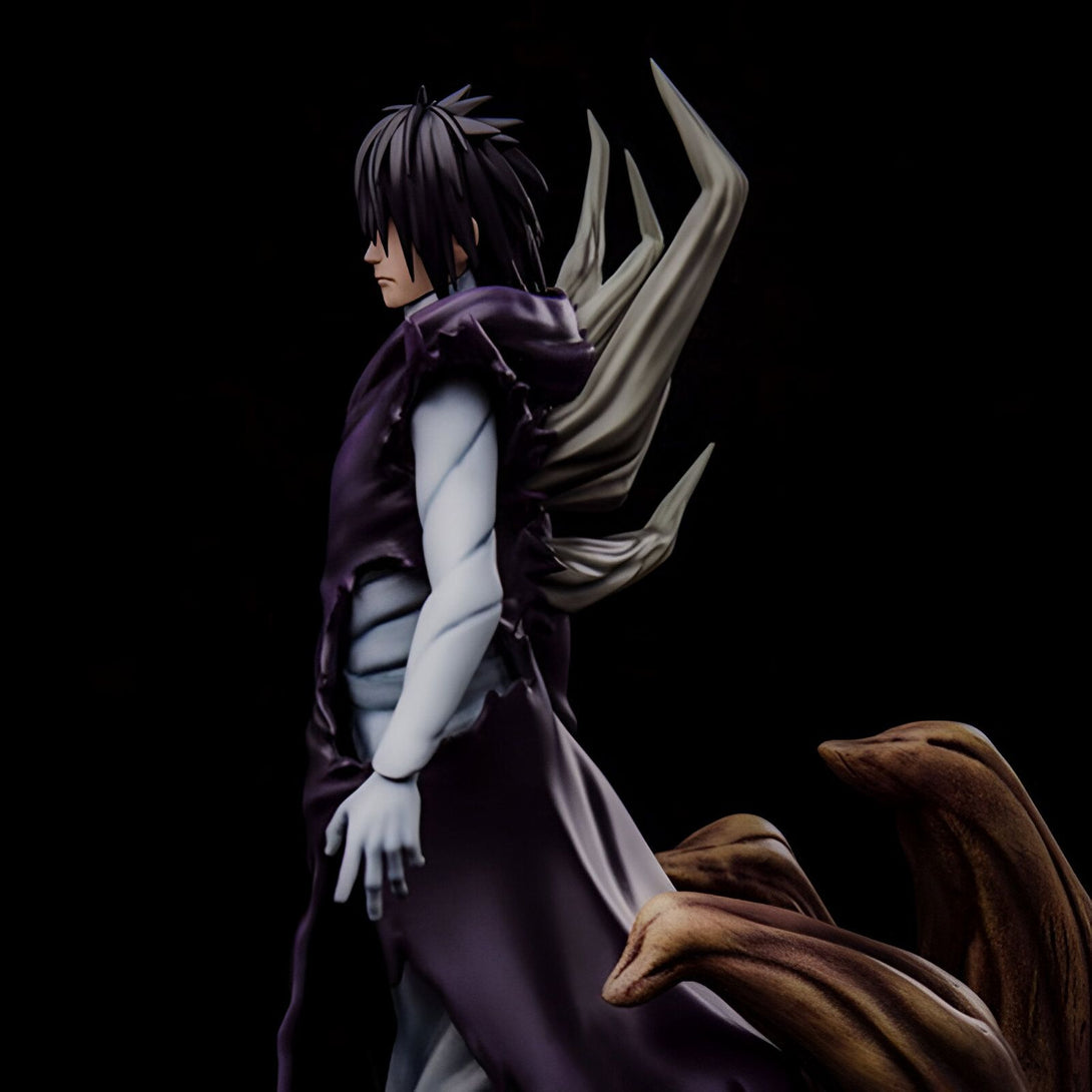 Statue de Madara Uchiwa, un personnage de l'anime Naruto, en mode Jinchūriki du Dix-Queues. Il porte un manteau noir et a des doigts longs et pointus. La statue est faite de PVC de haute qualité et est très détaillée.