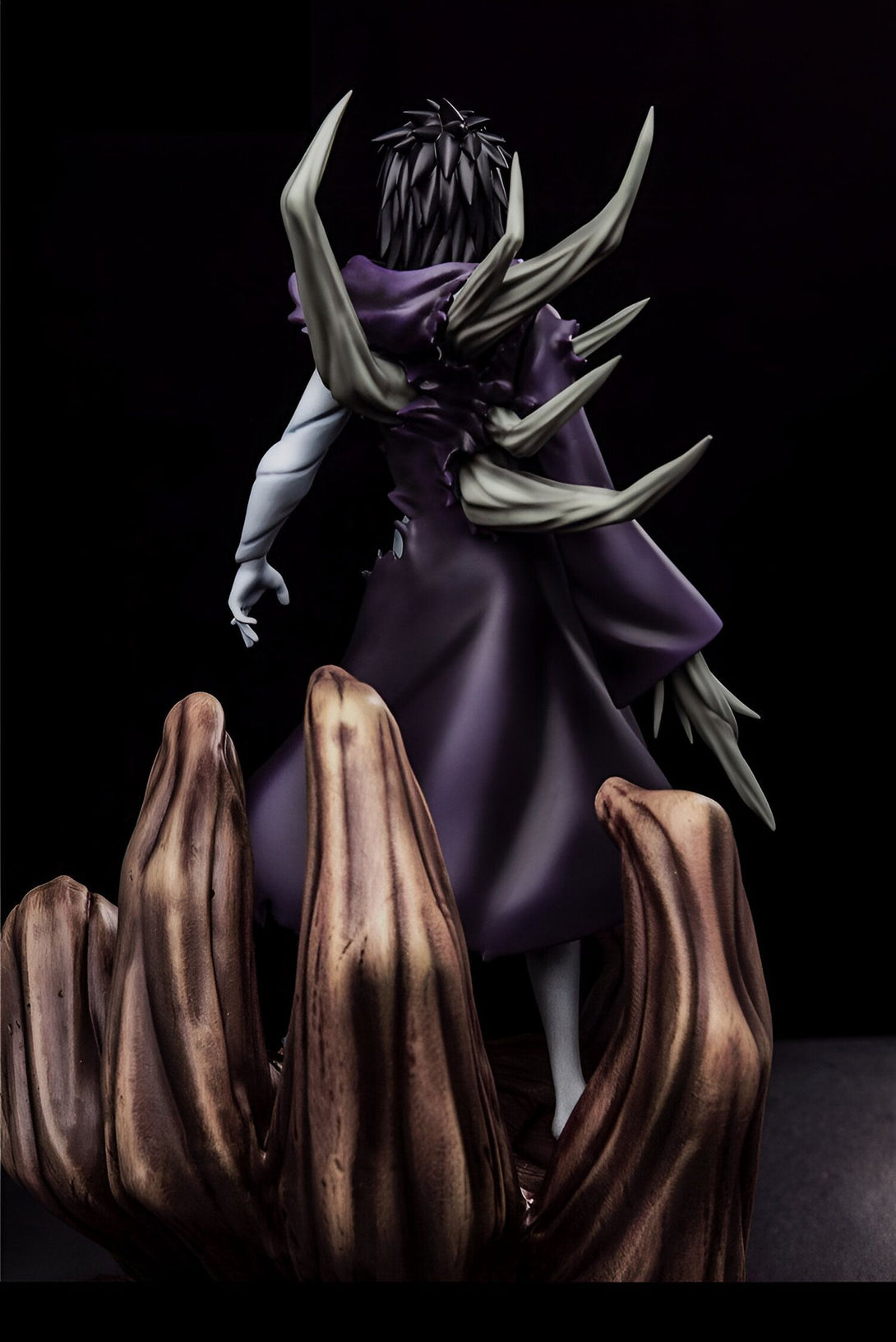 Statue de Naruto Shippuden en PVC, représentant le personnage de Madara Uchiwa dans sa forme de Jinchûriki de Jûbi avec son Rinnegan et le Susanoo. La figurine est représentée de dos, sur un socle représentant une main de Jûbi.