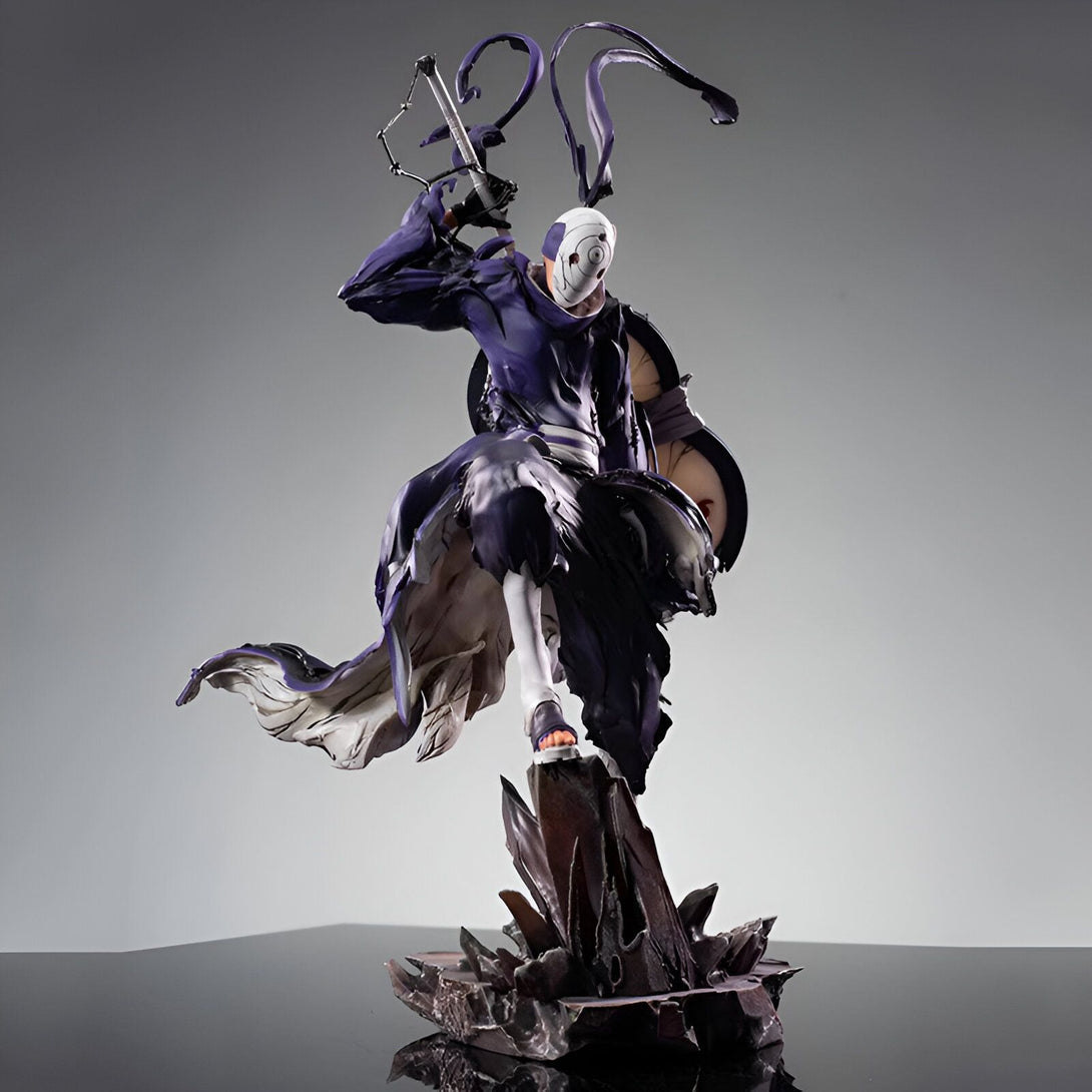 Statue de Obito Uchiha dans sa forme de Madara avec son Sharingan et son épée dans une pose dynamique.  Il se tient sur une base de roche brisée.  Figurines de collection Naruto.