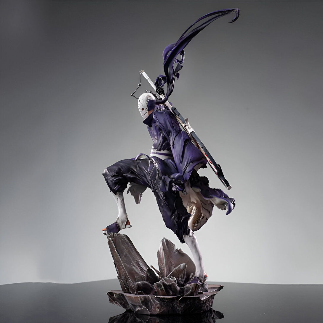 Figurine de Pain, un personnage du manga Naruto, en pleine action. Il est représenté avec sa tenue violette et son masque, tenant une arme et debout sur un rocher.