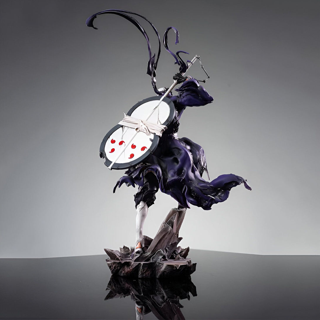 Statue de l'anime Naruto, représentant le personnage d'Obito avec son Sharingan sur un bouclier et son attaque Kamui.  La statue est posée sur une base rocheuse, avec son armure noire et son cape flottant dans l'air.  La statue est fabriquée en PVC de haute qualité.