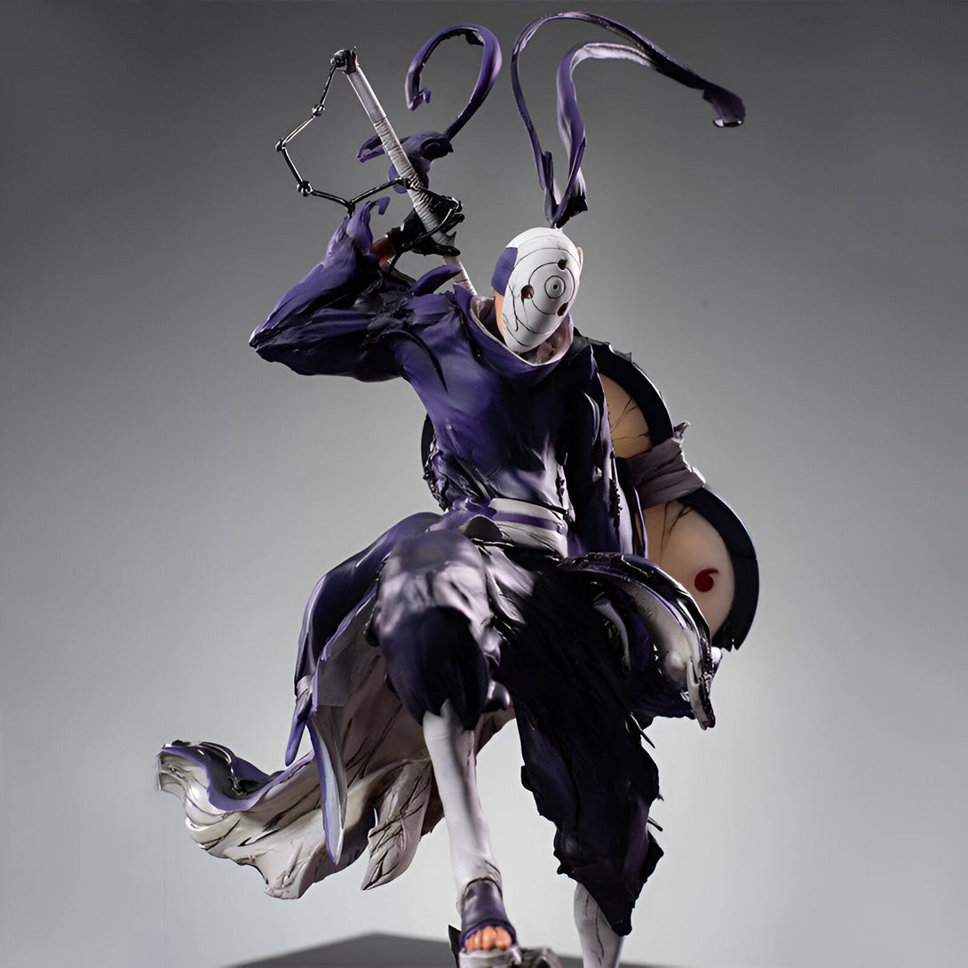 Statue de Pain, un personnage de l'anime Naruto, représenté en pleine action, portant un masque et brandissant une arme.