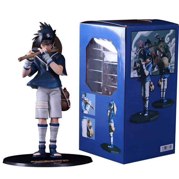 Figur de Naruto Uzumaki en PVC, dans sa tenue bleue et blanche, jouant de la flûte. La figurine est présentée sur un socle noir avec son nom écrit en blanc. La figurine est livrée dans une boîte cartonnée bleue illustrée de scènes de l'anime Naruto et de la figurine elle-même sous différents angles.