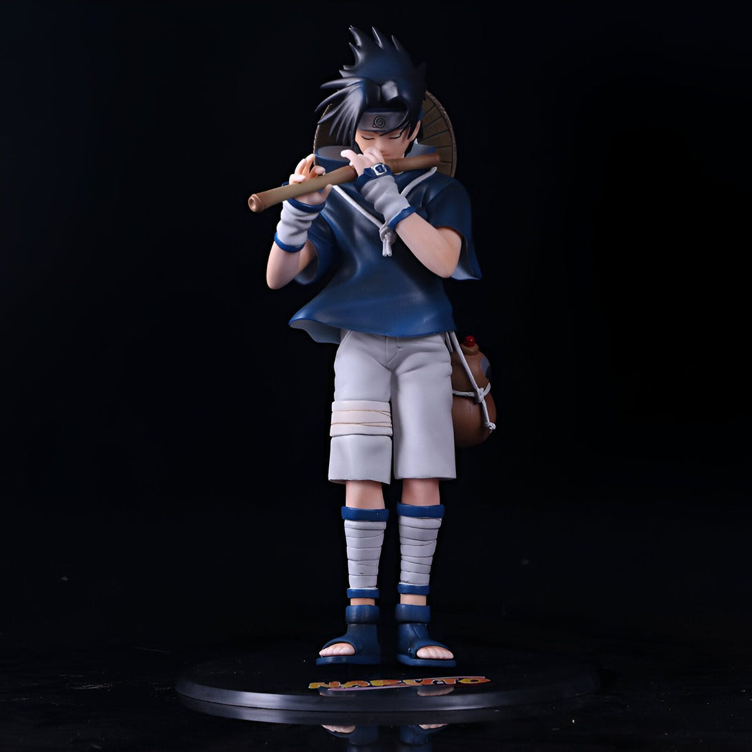Figure de Naruto Uzumaki jouant de la flûte, portant son bandeau frontal et son chapeau, debout sur une base noire avec le logo de la série Naruto.