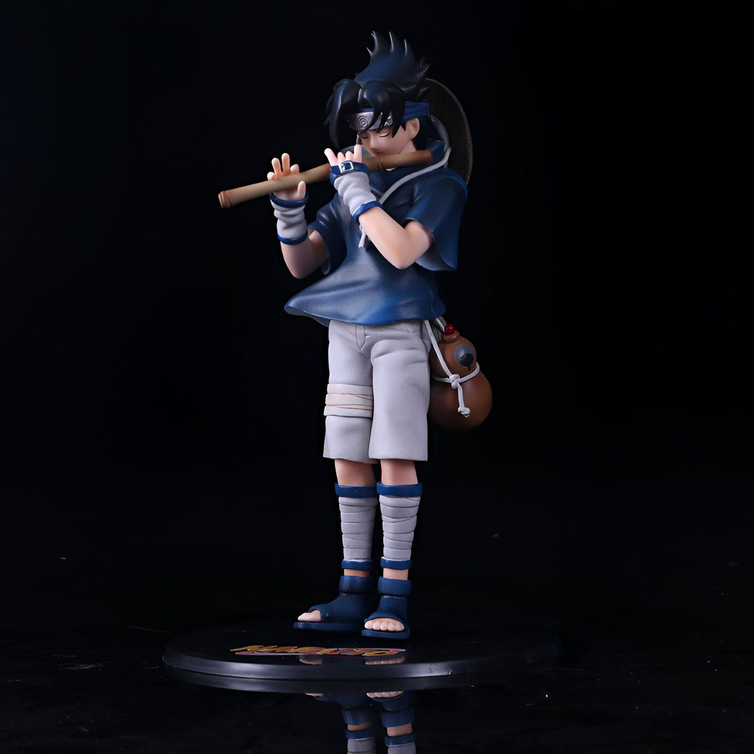 Figure de Naruto Uzumaki jouant de la flûte, portant un bandeau frontal et un sac à dos, sur un socle noir.