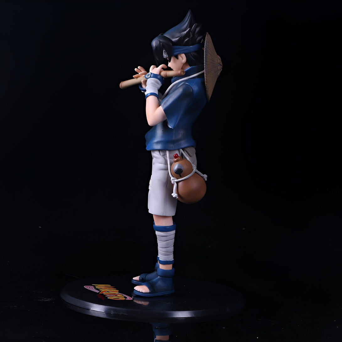 Une figurine de Naruto portant un chapeau de paille et une gourde, jouant de la flûte.