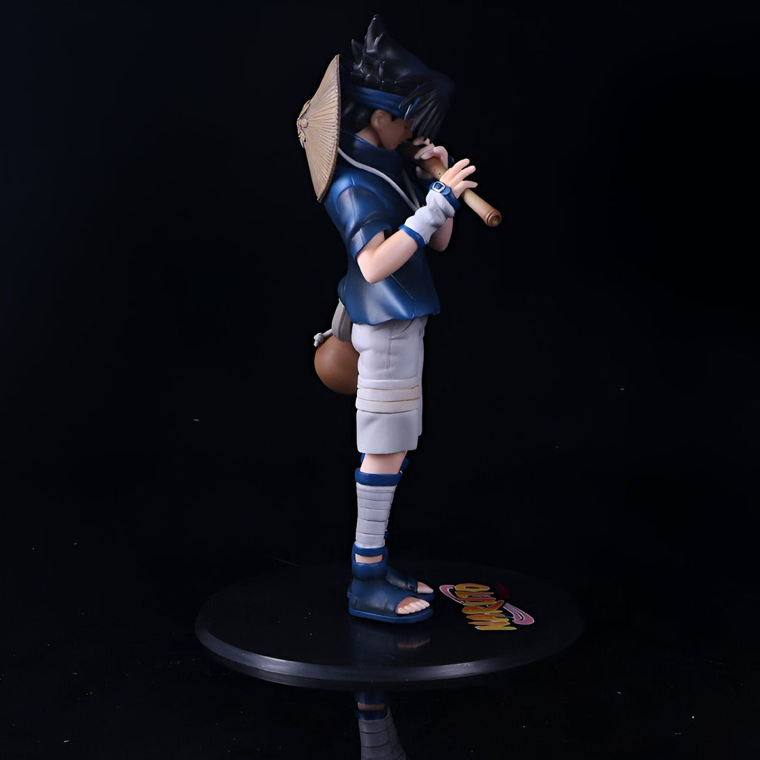 Figurine de Naruto Uzumaki en tenue de ninja, portant un chapeau de paille, tenant une flûte et regardant de côté. Il est debout sur un socle avec le logo de Naruto.
