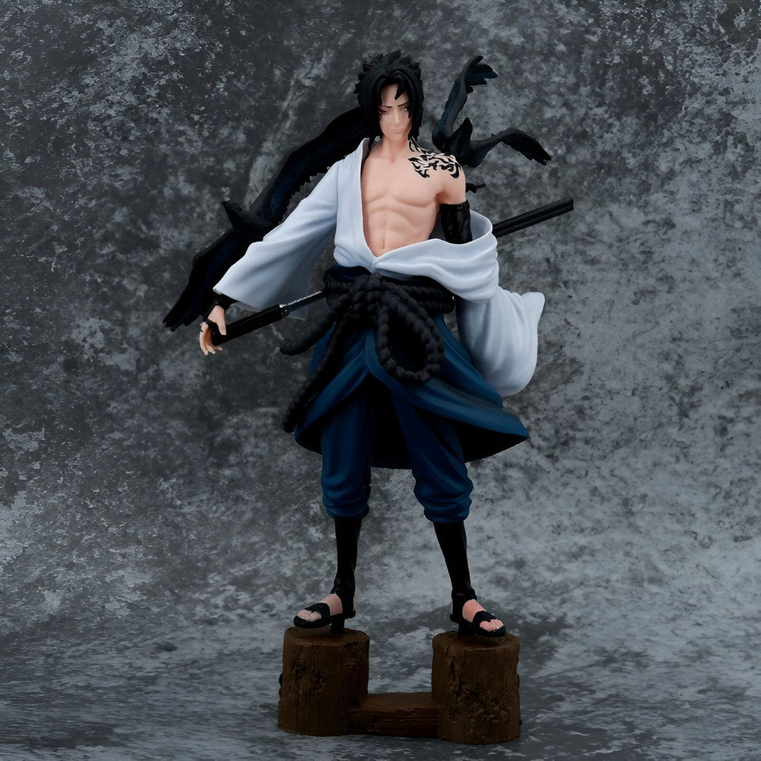 Figurine de Sasuke Uchiha en tenue de combat, debout sur un socle en bois, avec des corbeaux noirs sur ses épaules et une épée à la main.