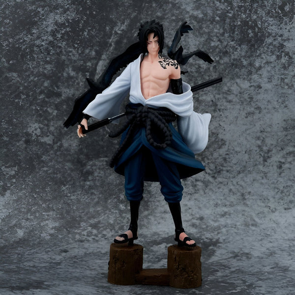 Figurine de Sasuke Uchiha en tenue de combat, debout sur un socle en bois, avec des corbeaux noirs sur ses épaules et une épée à la main.