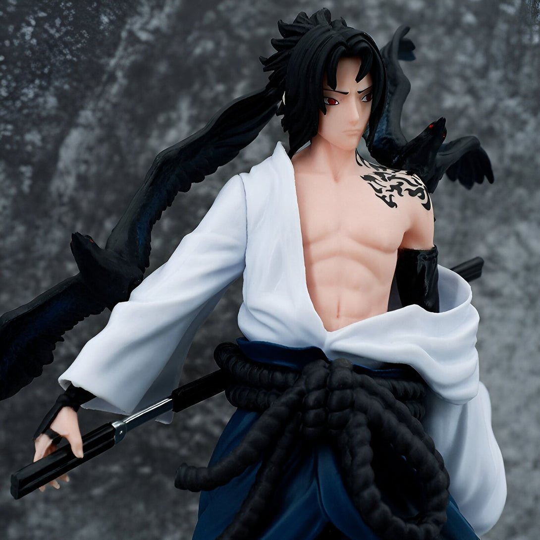 Figur de Sasuke Uchiha, un personnage populaire de l'anime Naruto, en tenue de combat avec ses corbeaux noirs et son katana. Cette figurine détaillée capture parfaitement l'apparence féroce et intense de Sasuke. Un incontournable pour les fans de l'univers Naruto.