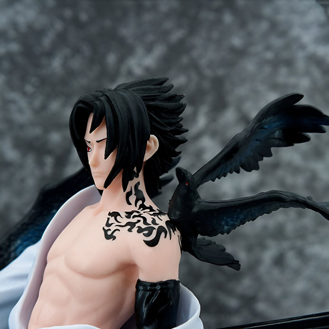 Figure de Sasuke Uchiha de Naruto Shippuden avec un corbeau sur son épaule.