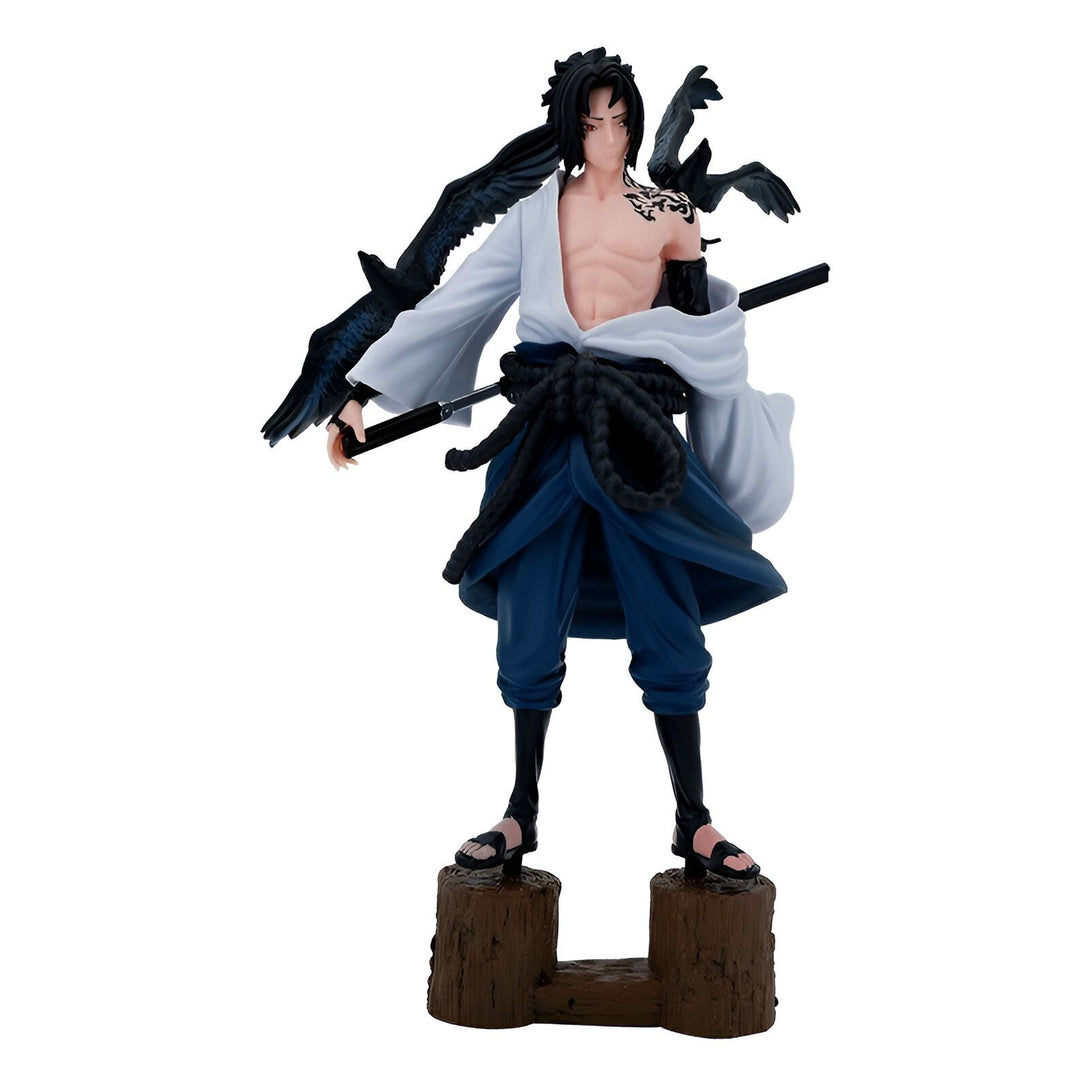 Figurines Naruto Shippuden représentant Sasuke Uchiha, l'un des personnages principaux de la série. Il est vêtu de sa tenue de ninja, avec ses deux corbeaux à ses côtés.
