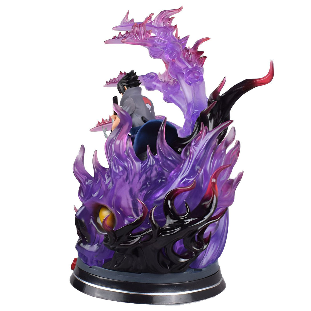 Figur de Sasuke Uchiha en mode Rinnegan, assis sur un crâne avec des flammes violettes et noires. Figurine de collection pour les fans de Naruto.