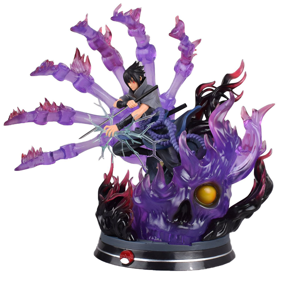 Statue de Sasuke Uchiha dans son Susanoo, une armure spirituelle puissante, entourée de flammes violettes.