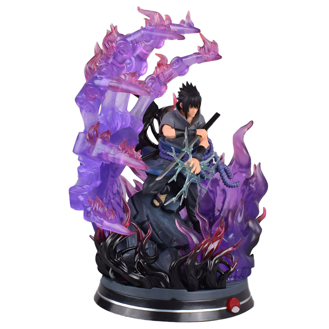Figur de Sasuke Uchiha de Naruto,  représentant le personnage dans une pose puissante avec ses flammes violettes et noires, une figurine parfaite pour les fans.