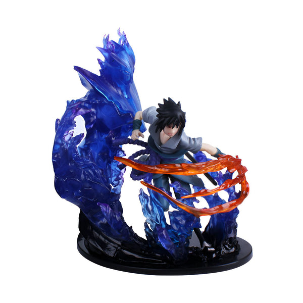 Figurines Naruto Shippuden, Sasuke Uchiha en action avec des flammes bleues et oranges.