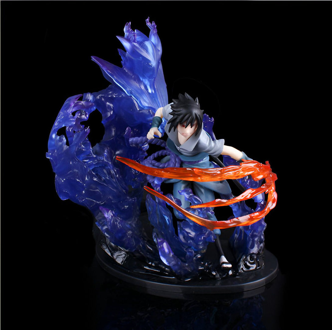 Figur de Sasuke Uchiha de Naruto Shippuden en position d'attaque, entouré de flammes bleues et d'une puissante technique orange.