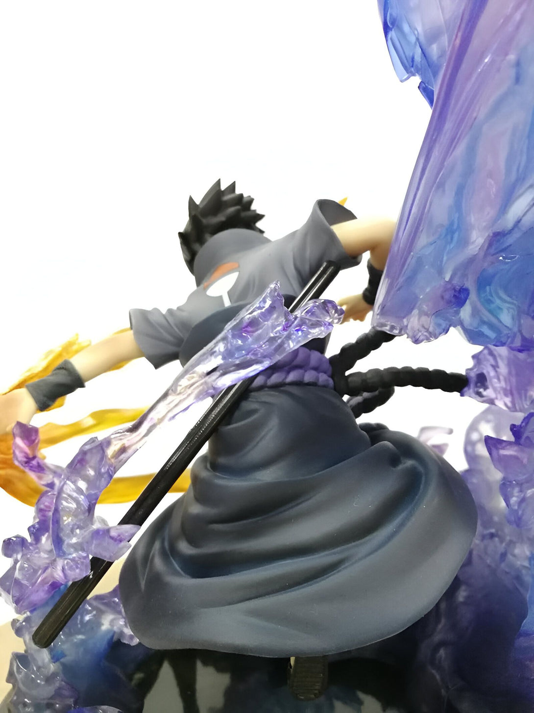 Figure de Sasuke Uchiha en mode Rinnegan, du manga Naruto, avec des effets spéciaux en cristal bleu et des détails réalistes.