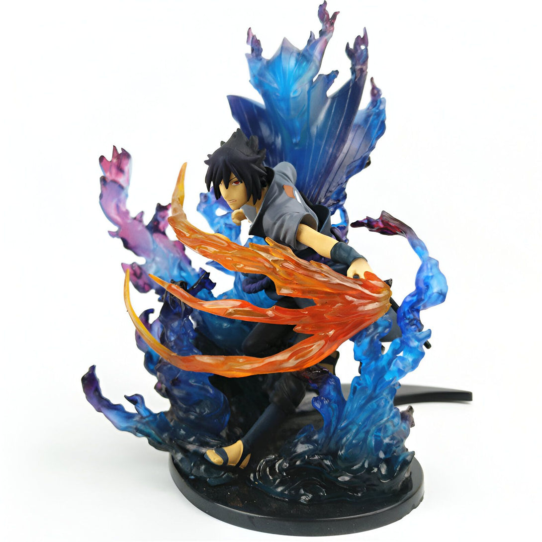 Figurine de Sasuke Uchiha de Naruto Shippuden en PVC, représenté avec une attaque de flammes orange et des éclairs bleus.
