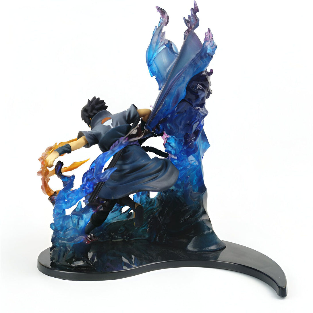 Figurine de Naruto Shippuden représentant Sasuke en train de lancer son jutsu Chidori, entouré de flammes bleues et violettes. La figurine est posée sur un socle noir.