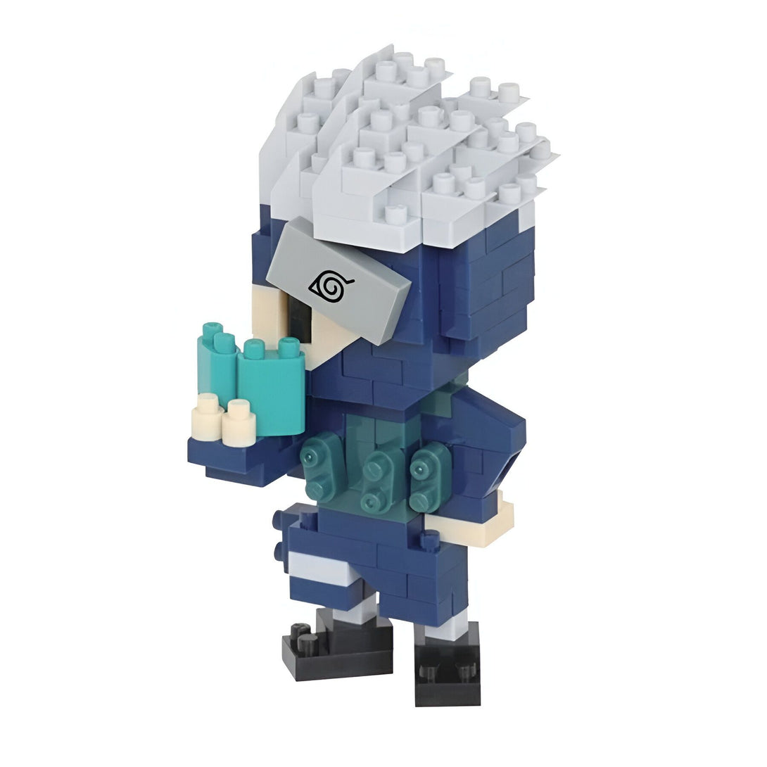 Figur de Kakashi Hatake de Naruto en briques de construction, avec ses cheveux blancs et son bandeau protecteur.