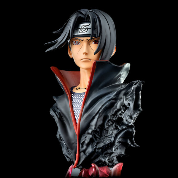 Buste de l'antagoniste emblématique de Naruto, Madara Uchiha, portant son bandeau emblématique avec le symbole de l'Uchiha,  représenté dans une pose menaçante.