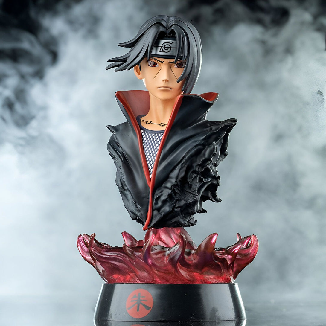 Buste de collection de Madara Uchiwa, un personnage de l'anime et manga Naruto. La figurine est représentée avec son emblématique Sharingan et son manteau rouge. Elle est posée sur un socle orné d'un motif de flammes.