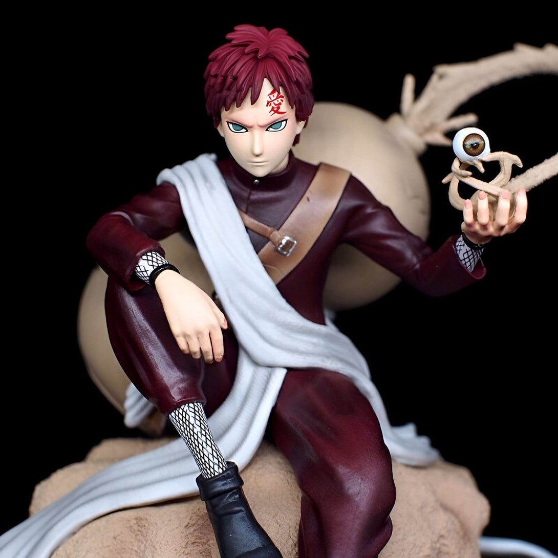 Figur de collection de Gaara de Naruto, l'un des personnages principaux de la série. Il est représenté assis sur un rocher, tenant un œil dans sa main droite. Il porte une tenue de couleur bordeaux et un bandeau sur le front.