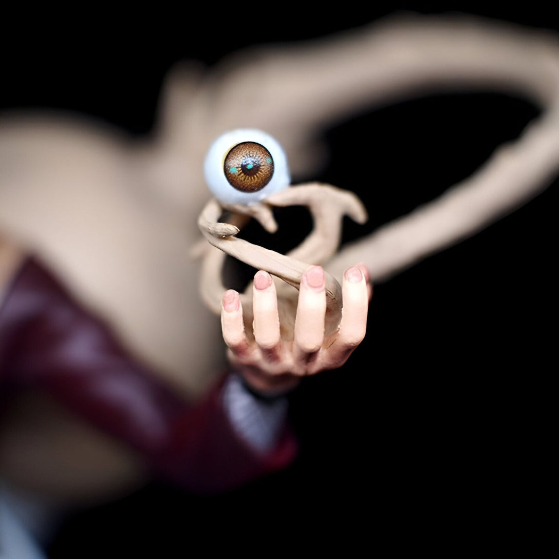 Une main tenant un œil artificiel de Sharingan, un emblème puissant du manga et de l'anime Naruto. Trouvez plus de produits Naruto.